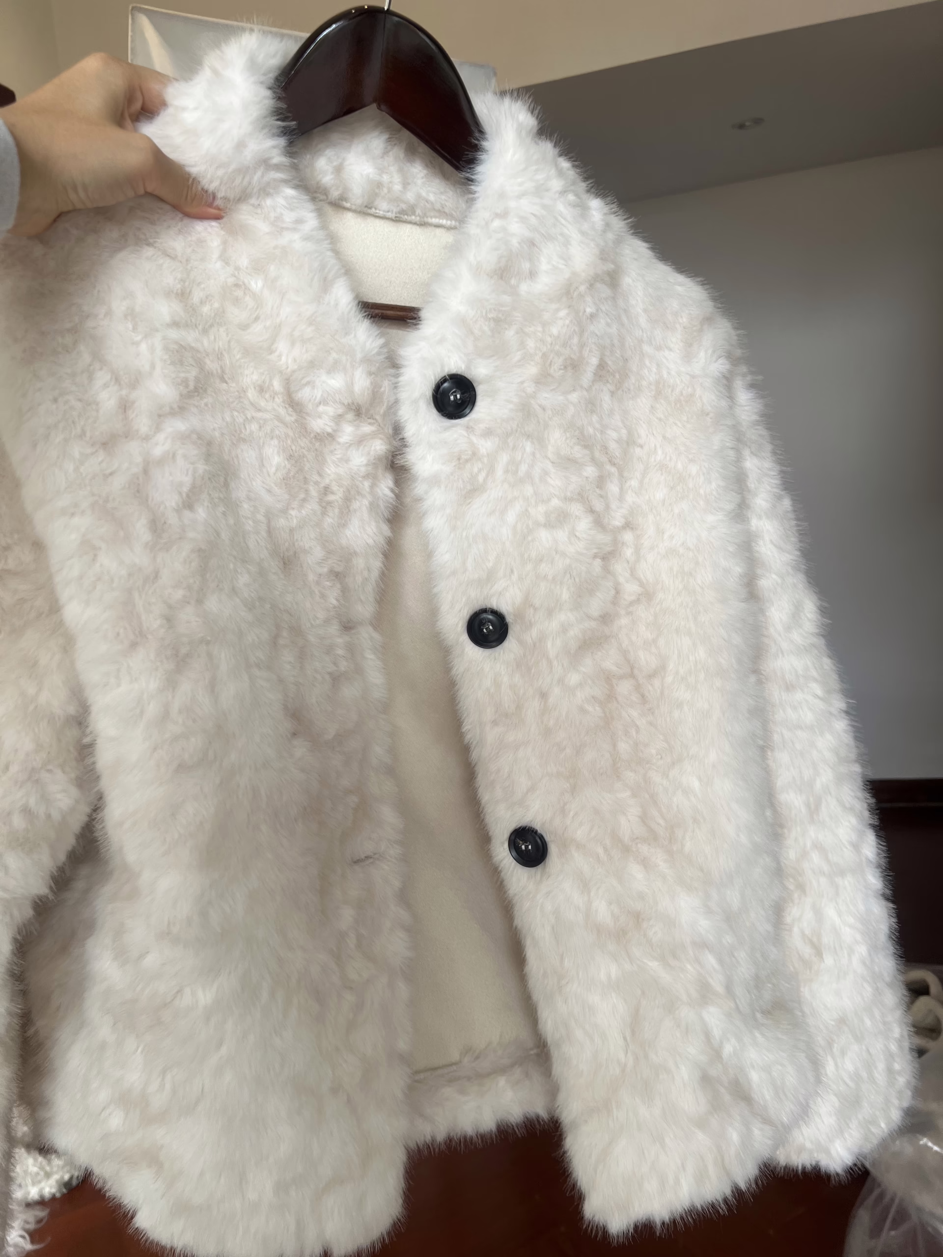 크림 퍼 자켓 - 이미지 3