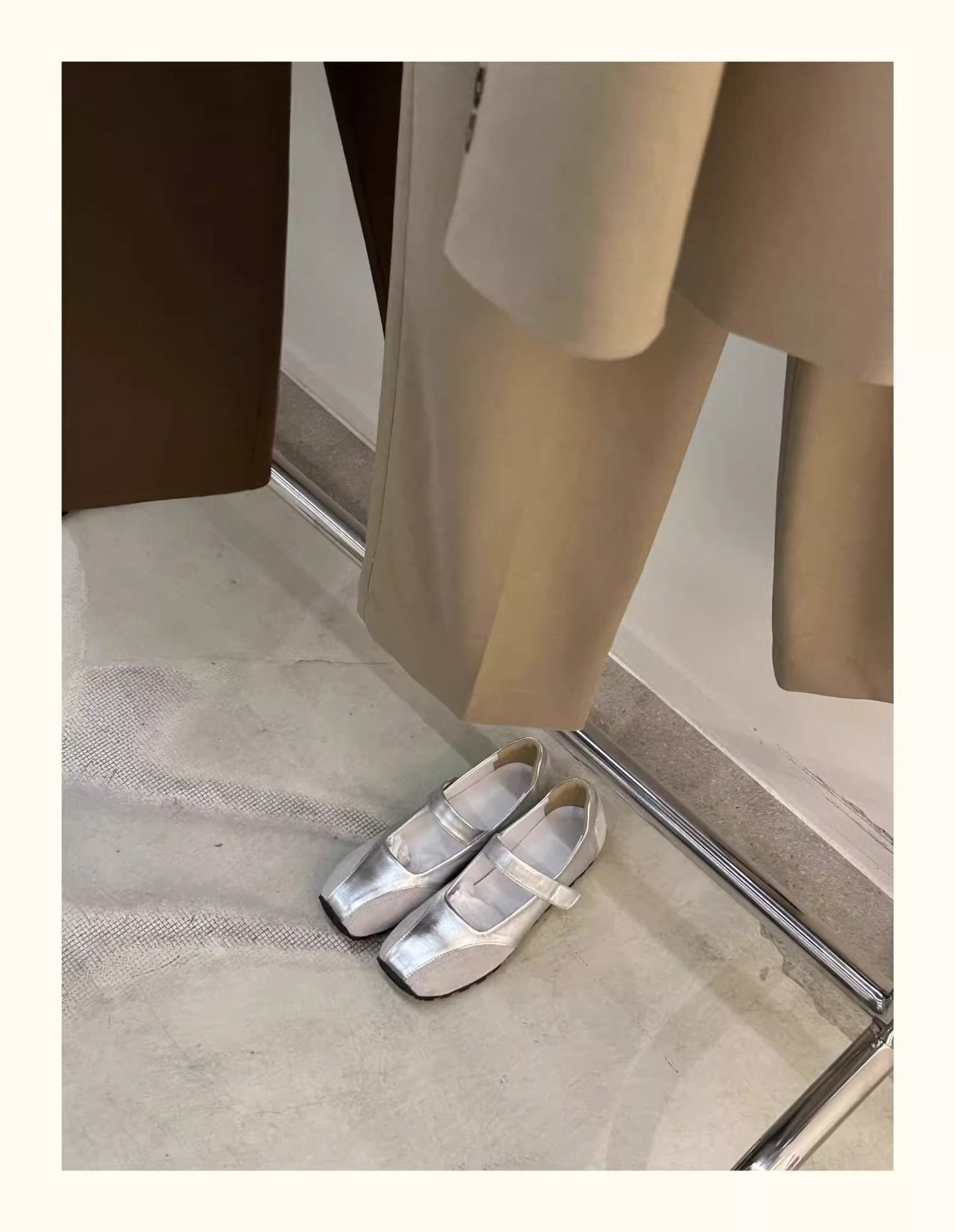 운동화처럼 편안한 여성 실버 메리제인 투컬러 쿠션 스니커즈 단화 컴포트화 - 이미지 2