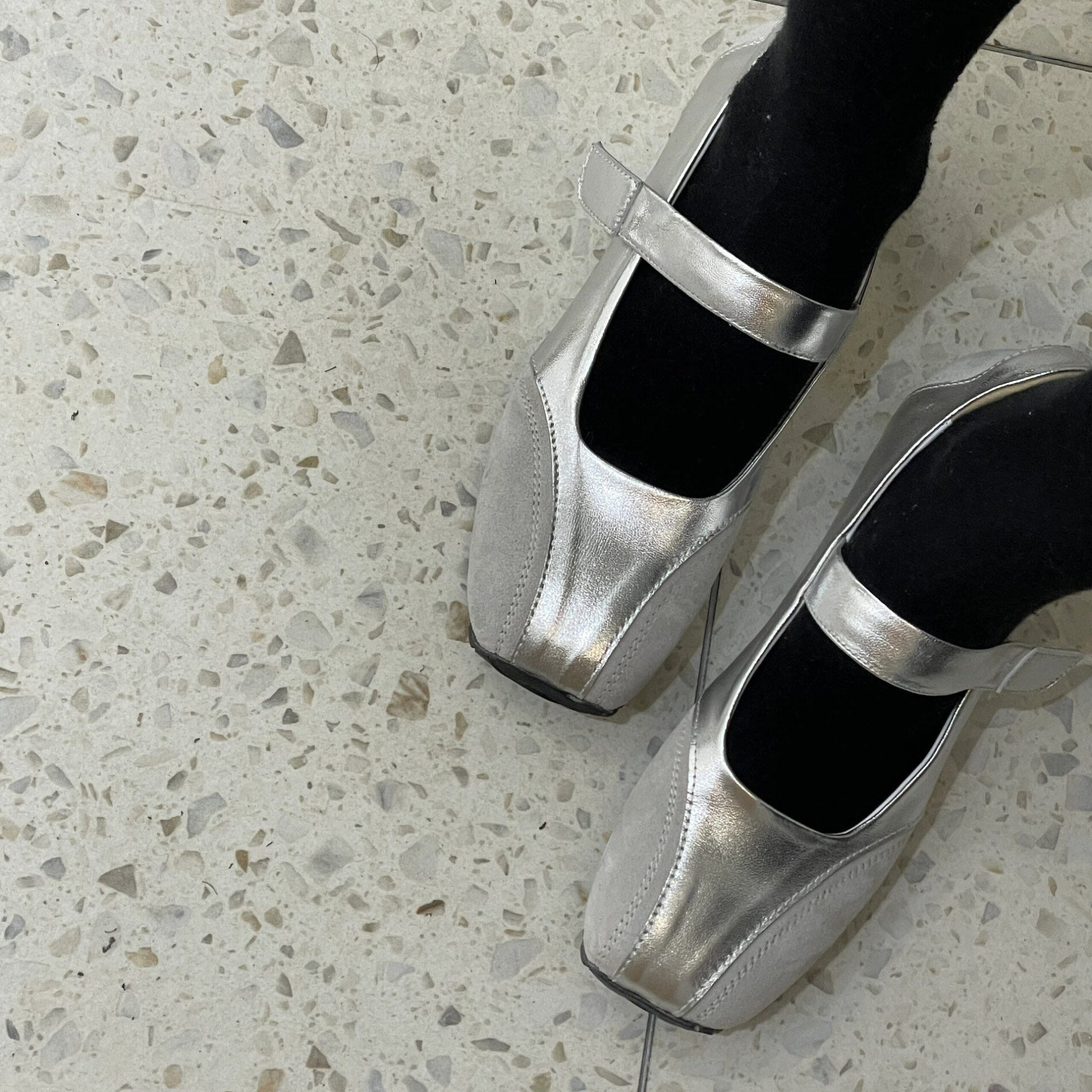 운동화처럼 편안한 여성 실버 메리제인 투컬러 쿠션 스니커즈 단화 컴포트화